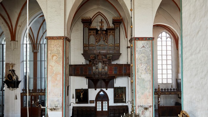 Innenraum einer Kirche mit Orgel und Altären