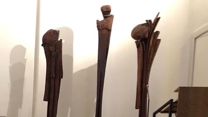 Farbenfroher Altar mit Kreuz und Kerzen in Kirche