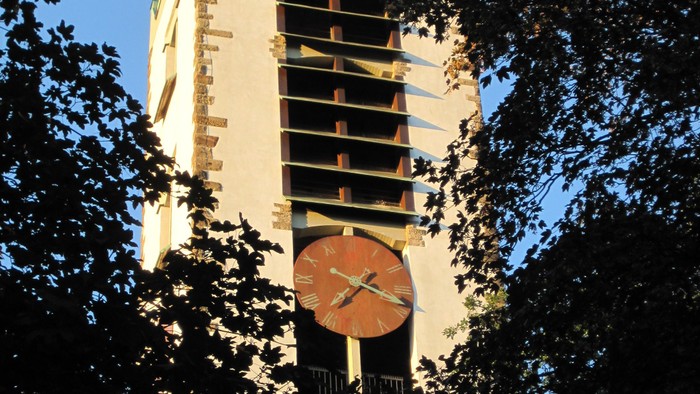 Die Kreuzkirche im Vorderen Westen mit ihren fast 50m hohen Turm ist von weitem sichtbar.