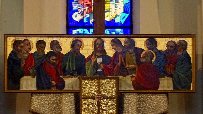 Das Bild zeigt ein Kirchenfenster mit einer religiösen Darstellung.