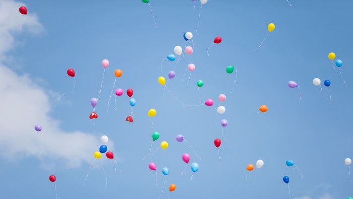 Farbenfrohe Ballons im klaren blauen Himmel.