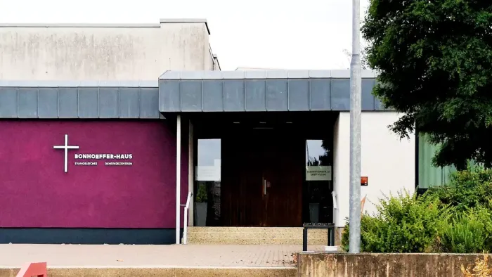 Das Bild zeigt ein Gebäude mit einem großen Kreuz und der Aufschrift