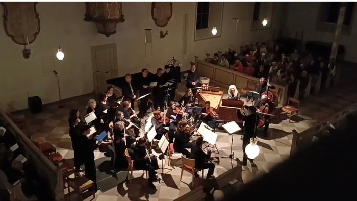 Ein Orchester und Sänger bei einem Konzert in der Kirche