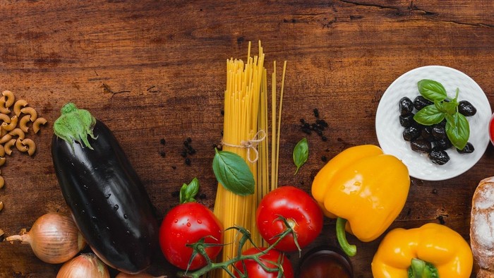 Billede af grønnsaker og pasta på træbord