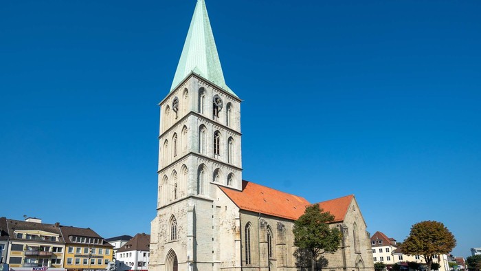Große Kirche mit hohem Kirchturm am Marktplatz.