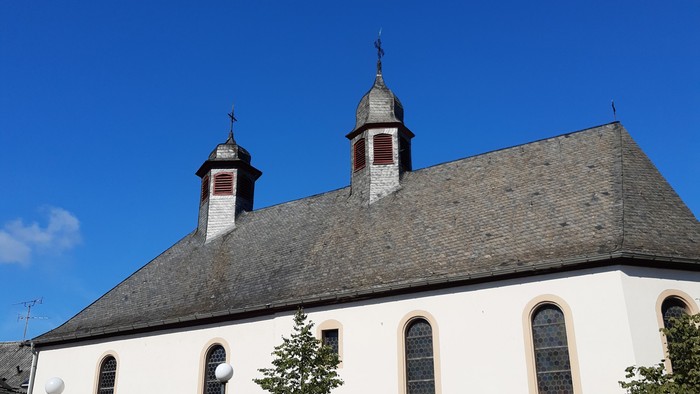 Weiße Kirche mit zwei Türmen und blauen Himmel