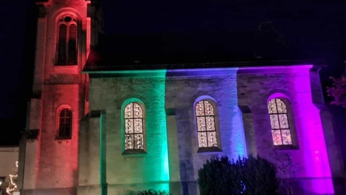 bunt angestrahlte Vasbecker Kirche