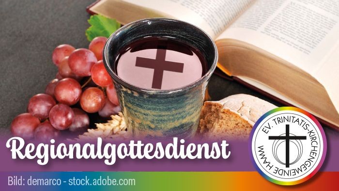 Heilige Elemente der Kommunion mit Wein, Brot, Trauben und einer geöffneten Bibel für den regionalen Gottesdienst.