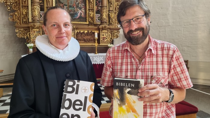 To drenge holder bibler op i kirke