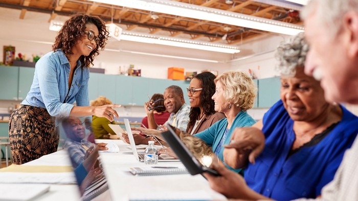 Eine Gruppe von Frauen nimmt an einem Computerkurs teil.