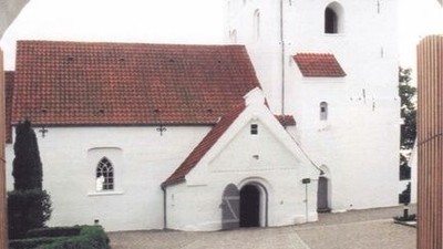 Hvide bygninger med røde tag i arkade