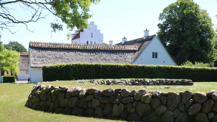 Et hvidt og rødt teglværk med en mursten og en græssetelt.