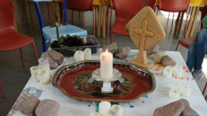 Geschmückter Tisch mit bunter Handabdruck-Tischdecke