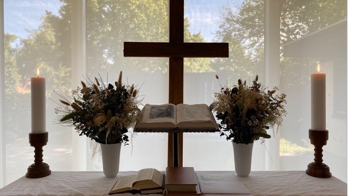 Alter med kors, blomster og lysstaker