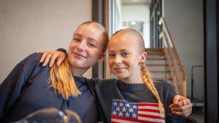 To drenge hugger hinanden og smiler til kameraet.