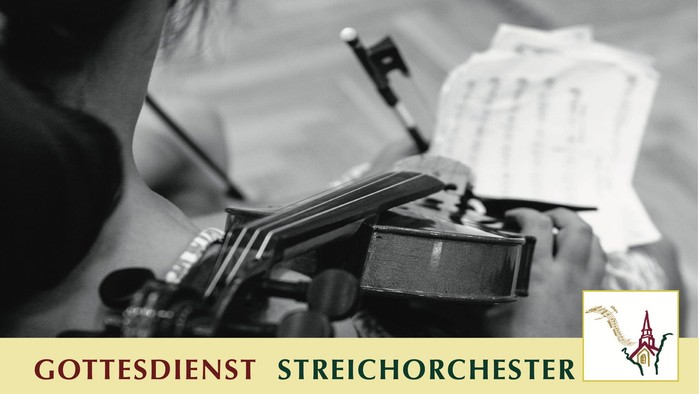 Schwarz-Weiß-Foto eines Streichquartetts, das Instrumente spielt, mit dem Text und Logo „Gottesdienst Streichorchester“.