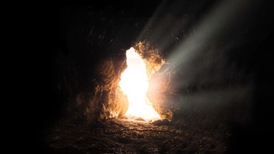 Ein dunkler Tunnel mit hellem Licht am Ende
