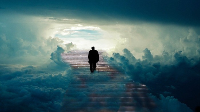 Eine einsame Gestalt schreitet selbstbewusst einen Pfad entlang durch ätherische, wolkenverhangene Himmel.