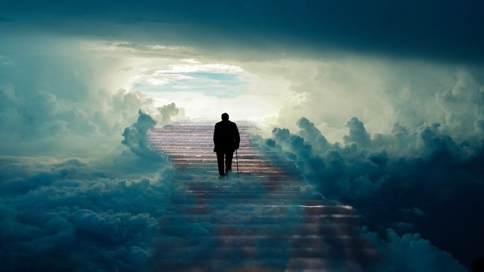 Eine einsame Gestalt schreitet selbstbewusst einen Pfad entlang durch ätherische, wolkenverhangene Himmel.