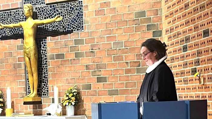 Præst ved alter i kirke