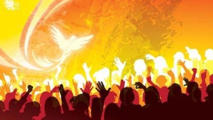 En folkemængde med opadstrakte hænder under en lysende himmel med en duedragning.