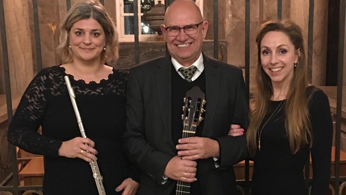 2 kvinder og en mand med musik instrumenter