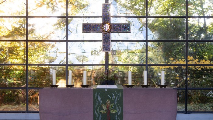 Altar der Kirche Schönow-Buschgraben mit großem Kreuz