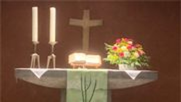 Elegante Altar-Anordnung mit Kerzen, einem Kreuz, Blumen und einem dekorativen Tuch.