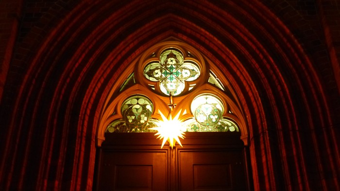 Buntes Kirchenfenster mit Sonnenlicht