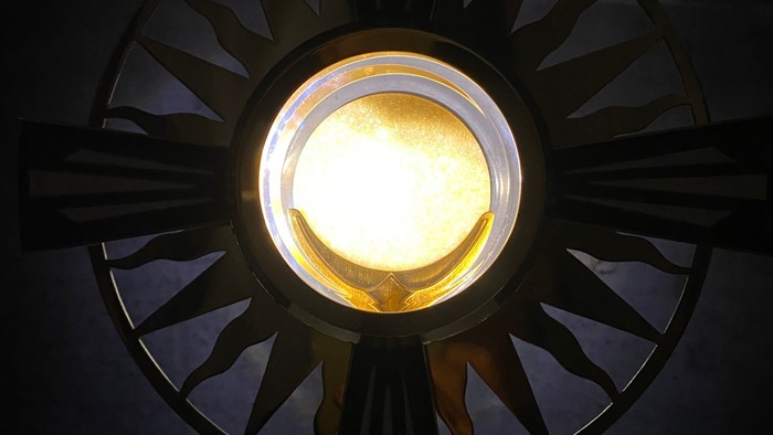 Ein beleuchtetes Kreuz an der Decke.