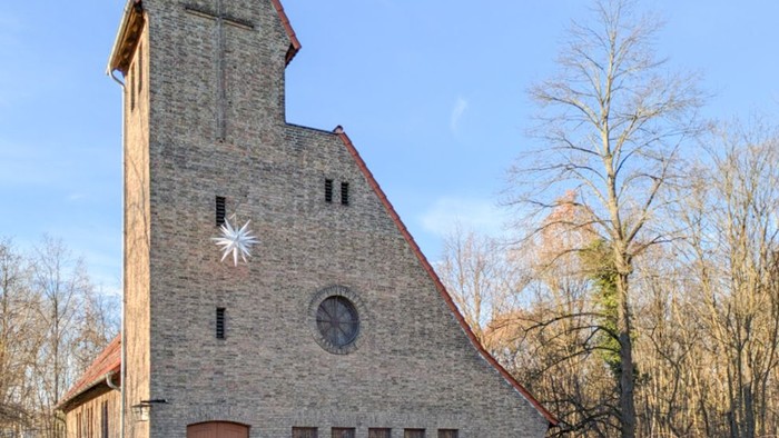 Schulzendorfer Kirchenportal mit Weihnachtsstern