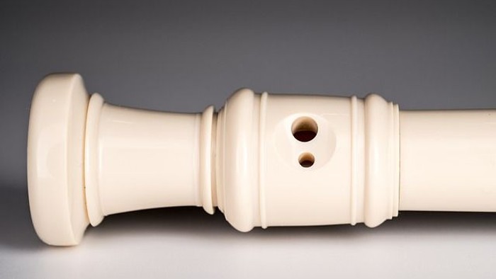 Ein weißer Holzpfosten mit zwei Löchern.