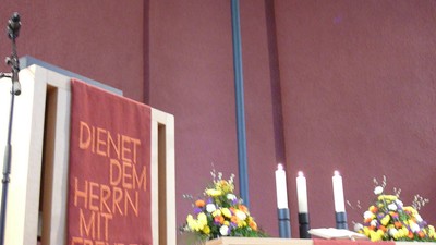 Altar der Stadtkirche Ohligs mit rotem Antependium