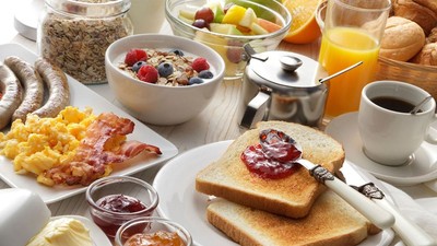 Ein reich gedeckter Frühstückstisch