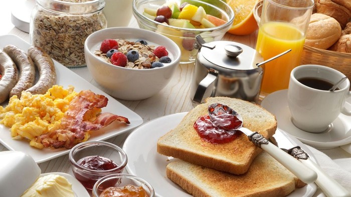 Ein reich gedeckter Frühstückstisch