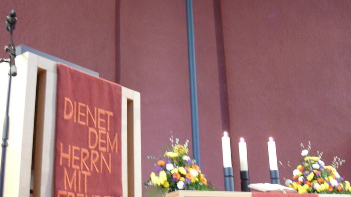 Altar der Stadtkirche Ohligs mit rotem Antependium