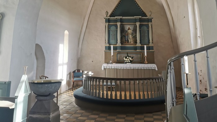 Kapel med alter og krucifix.