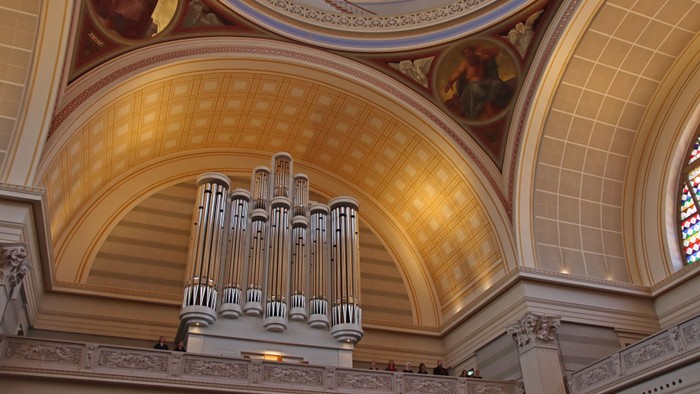 Große Kirchenorgel unter einem verzierten Gewölbe