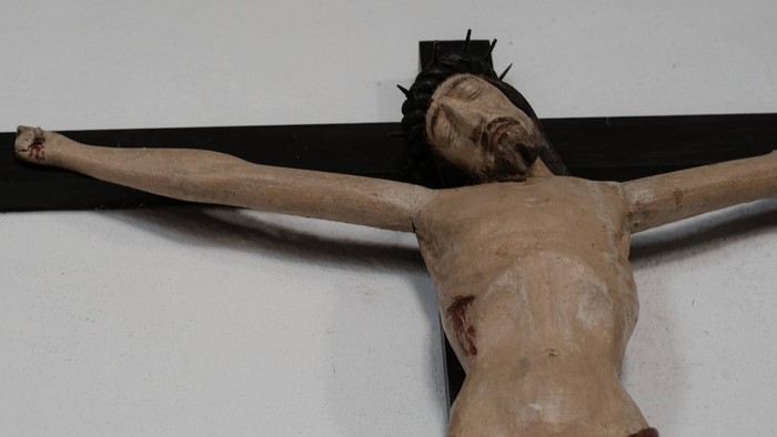 En krucifix med Jesus Kristus på korset.