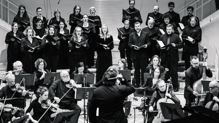 Mitglieder vom Jungen Märkischen Kammerorchester und Sächsischen Kammerchor während einer Aufführung. Schwarz-Weiß-Foto