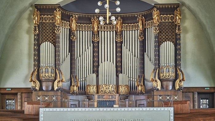Prächtige Kirchenorgel mit goldenen Verzierungen und aufwendigem Design.