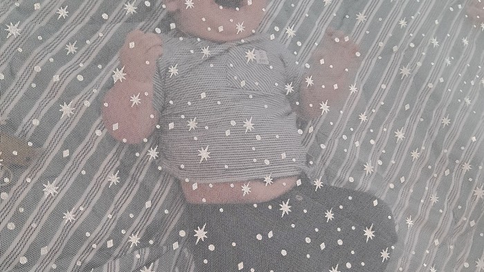 Et barn ligger på en stjernedekket.