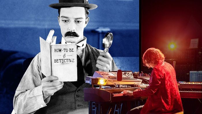 Eine Illustration aus einem alten Detektivhandbuch steht im Kontrast zu einer Frau, die in einem schwach beleuchteten Labor forensische Beweise untersucht.