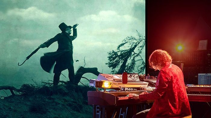 Eine geheimnisvolle Gestalt spielt Klavier, während ein schattenhafter Gesetzloser wachsam in einer surrealen, geteilten Szene steht.