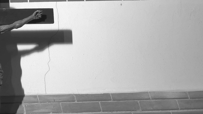 Ein Kruzifix an der Wand in einem Raum