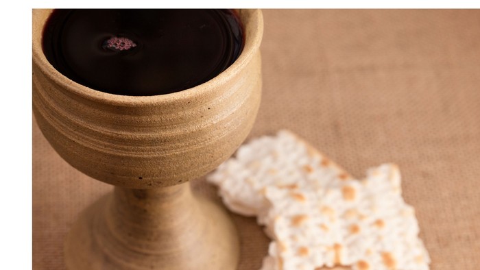 Ein Kelch mit Wein, ein Stück Brot 