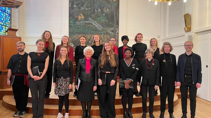 En gruppe af mennesker står sammen i en kirke