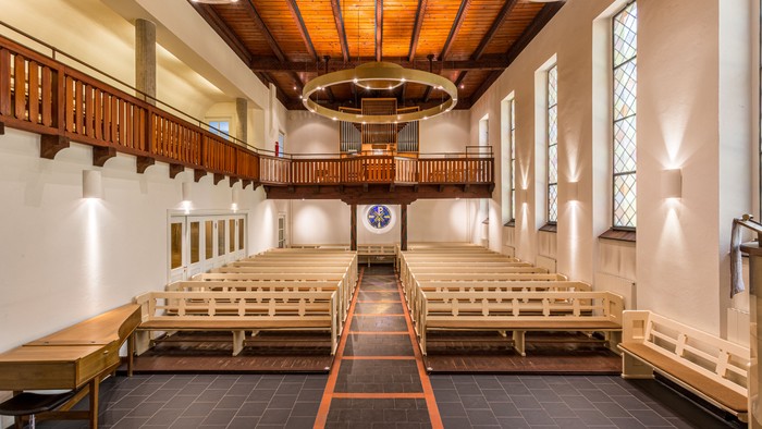 Leere Kirche mit Holzbänken und Holzdecke