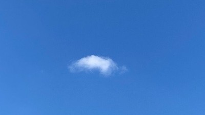 Ein einzelne Wolke vor blauem Himmel