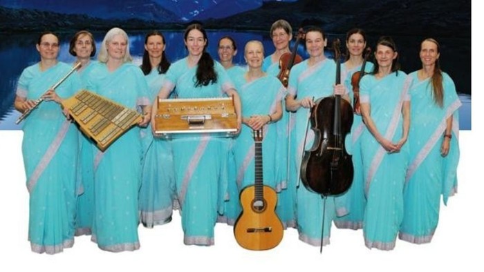 Plakat mit Ensemble, im Hintergrund Berglandschaft